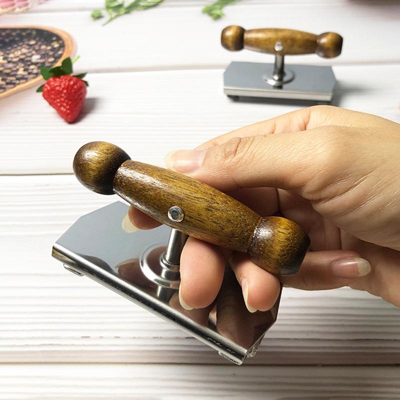 Ny Multifunktionell Flasköppnare i Rostfritt Stål med Ekhandtag Justerbar Kapsylskruv Enkel Kapsylskruv Burköppnare Köksredskap