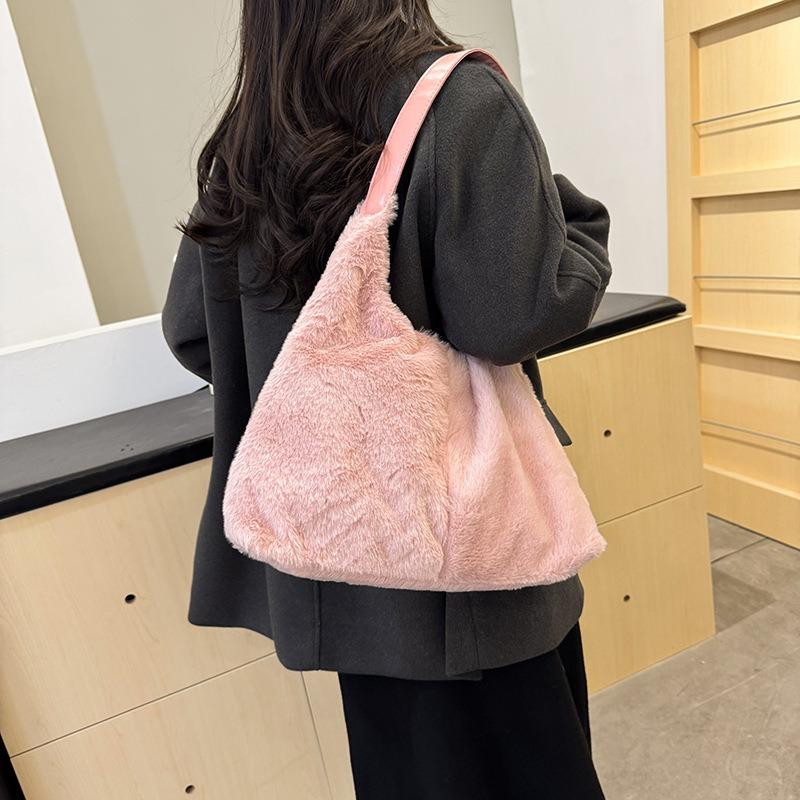 Retro plush large-capacity new autumn and winter fashionable commuter shoulder bag minimalist style fashion