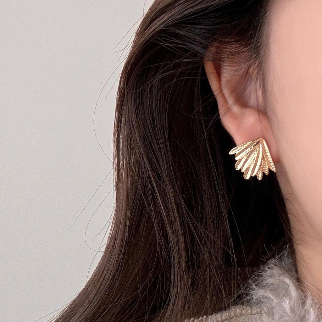 Exquisite 3D Wheat Ear Studs for Women - Simple, Fashionable, Versatile, and Personalized. Stylish Ins Niche Design Earrings.