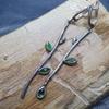 Orecchini popolari con rami di piante e foglie verdi, design asimmetrico, orecchini pendenti in cristallo blu-verde retrò da donna