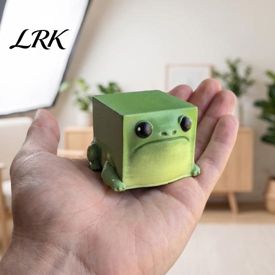 Funny Desk Gadgets Cube Frog Desktop Ornament, Resin Square Figurine for Home Office Ornament Shelf Decoration, Statue Computer Table Decoration Small