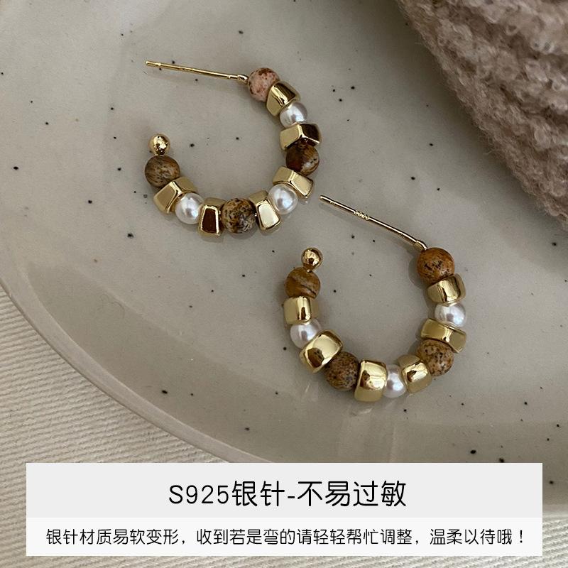 

Autumn and winter Maillard pearl stud earrings women s new popular temperament earrings niche design sense high-end ear jewelry