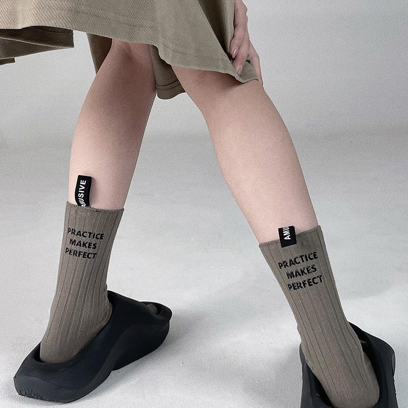 Trendige Marke Nischendesign Fersenetikett Buchstabensocken Paar Mittelschaftsocken Trendige Internet-Berühmtheit Sport Baumwollsocken