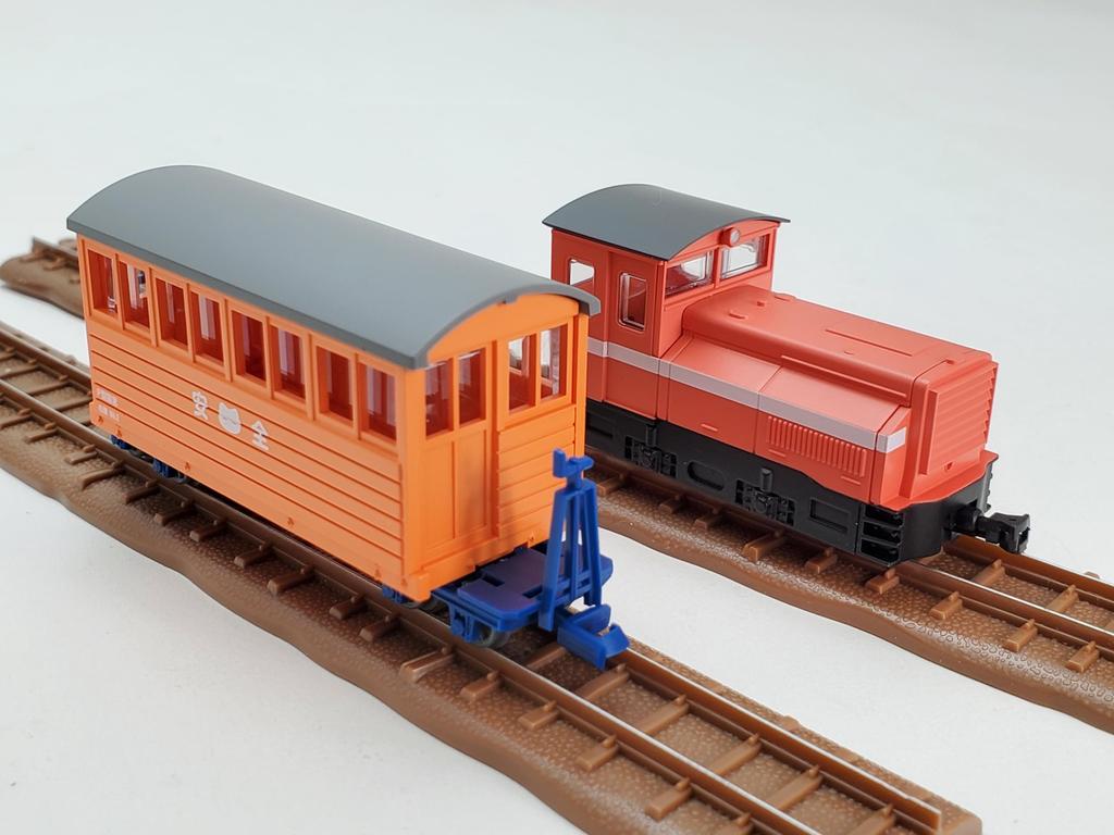 Eisenbahn-Sammlung Tetsuro Schmalspur 80 Katze Berg Wald Eisenbahn Diesellokomotive mit Weißem Personen- und Holztransportwagen B Diorama Zubehör