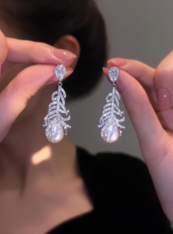 Silver Needle Pearl Stud Earrings with Cubic Zirconia Leaf Pendant - Fashionable, Luxurious, and Exquisite Design