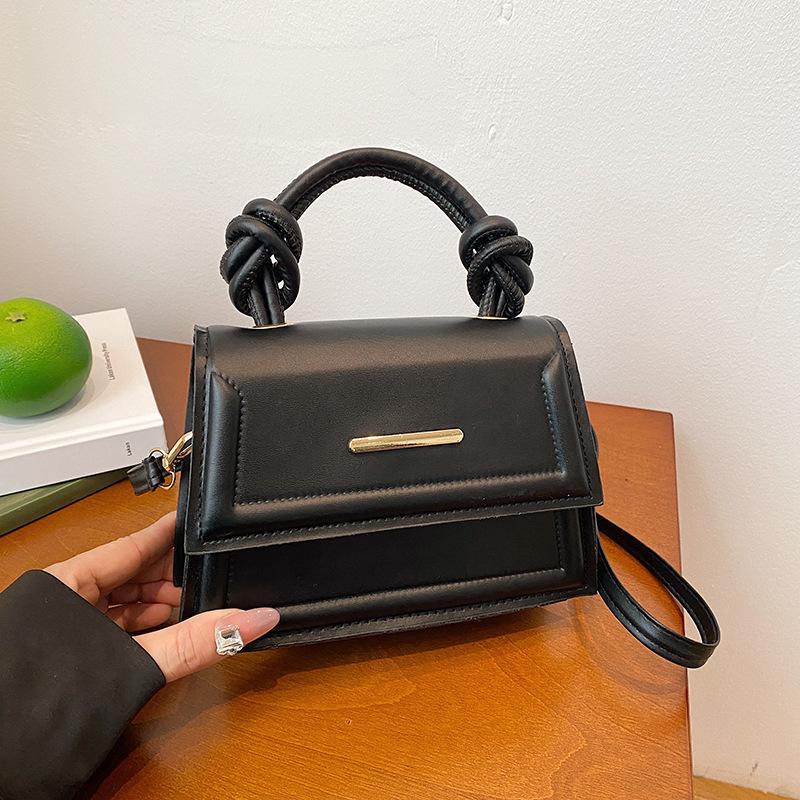 Pouliční ležérní jednobarevná kabelka přes rameno 2024 nová niková kabelka do ruky na nové módní jednoduché malé čtvercové kabelce přes rameno