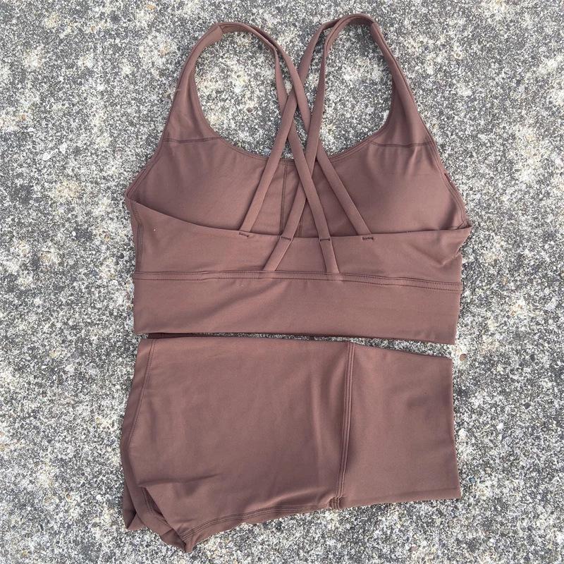 

Женский топ для йоги с перекрещенной спиной и шорты с эффектом «обнажённости» Small