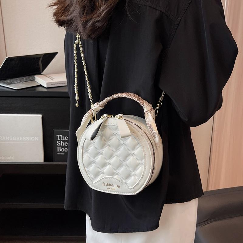 Popularne są haftowane torebki pod pachę w romby, łańcuszkowe torebki crossbody i małe okrągłe torebki do ręki.