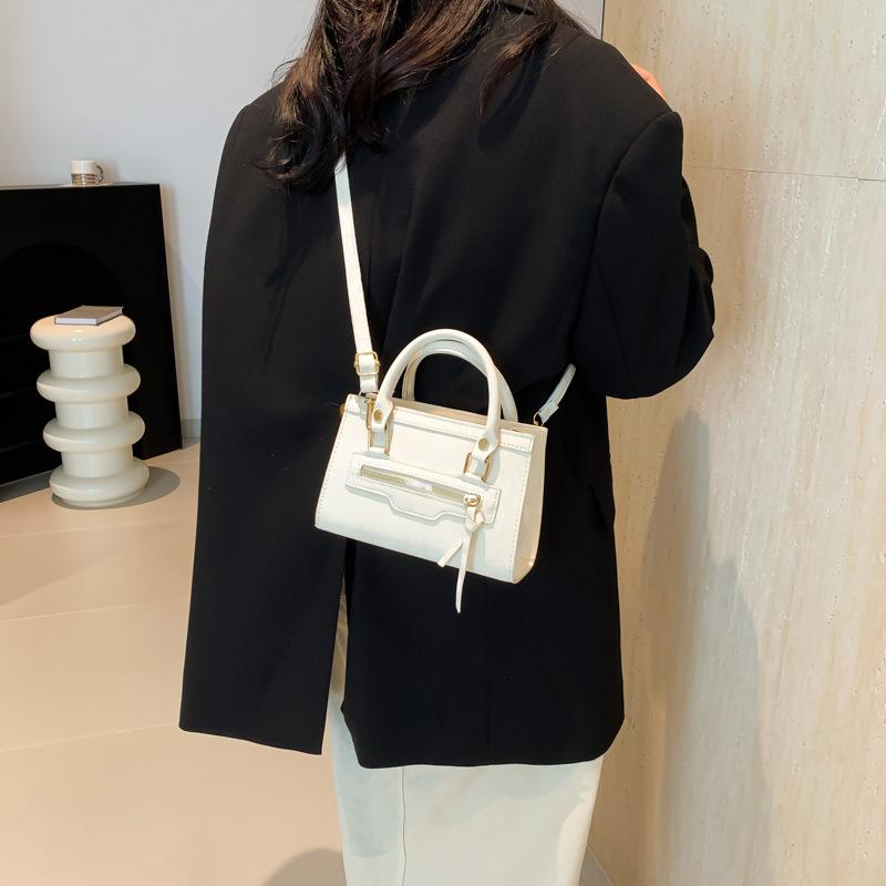 Casual niche design handbag shoulder 2025 autumn new fashion personalized messenger small square bag women's bag