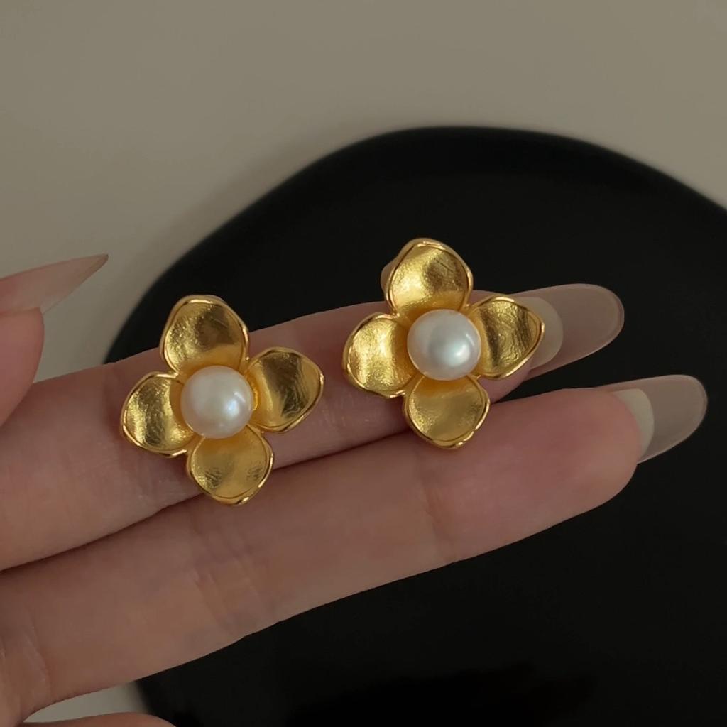 Gentle wind matte gold and silver petals pearl stud earrings fashionable elegance high sense earrings light luxury versatile earrings