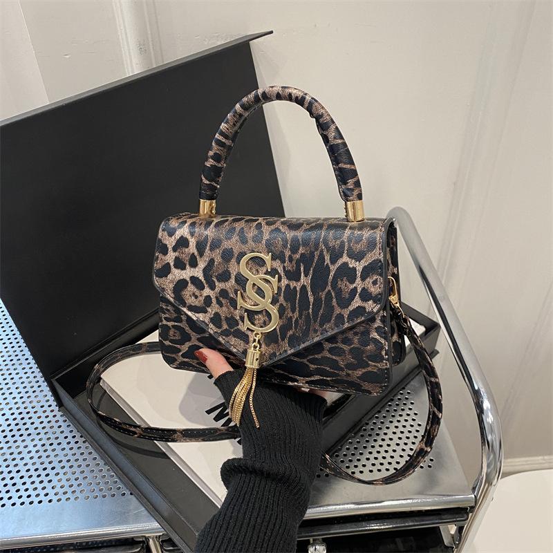 Small bag niche design leopard print 2025 new portable foreign style casual retro foreign style personalized messenger small square bag