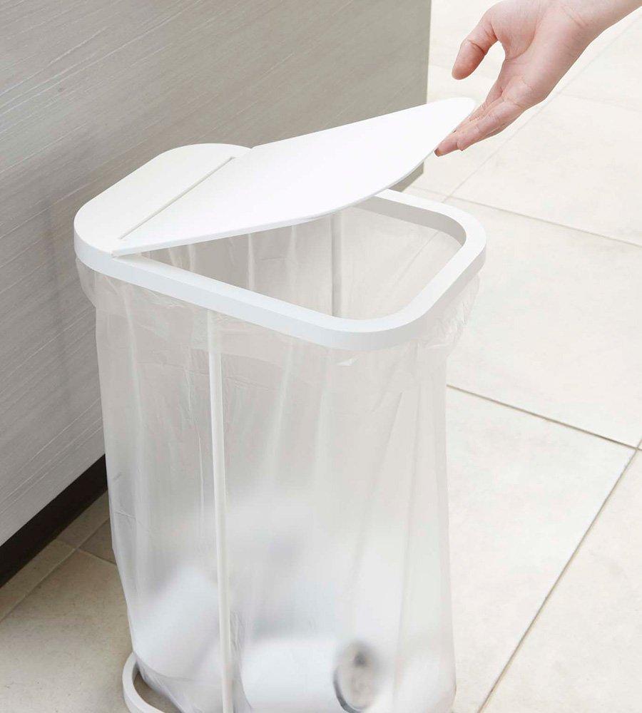 Yamazaki Luce Trash Bag Holder, Black, Approx. W22 X D33 X H55cm, Easy-to-Remove Garbage Bags, 7553