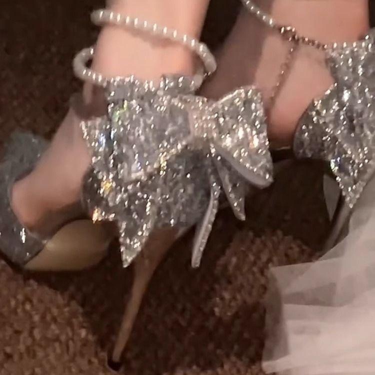 

Однословные сандалии с пряжкой и вырезами, летние, французские, остроносые, с пайетками, бантом и стразами, на высоком каблуке, женская мода, жемчужные туфли 40