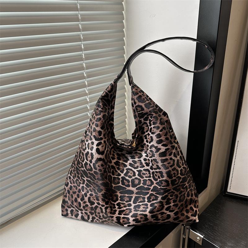 

Леопардовый принт осень и зима новая сумка большой вместимости женская ретро популярная сумка через плечо для поездок на работу повседневная универсальная модная сумка-тоут