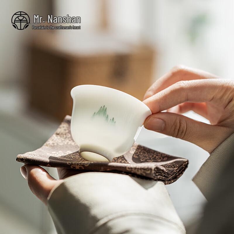 

Nanshan Hand-Painted Ceramic Gongfu Teacup