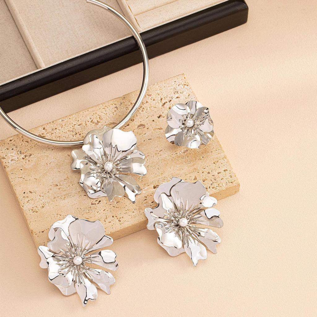 Colier elegant argintiu cu flori și perle și set inel cu cercei stud