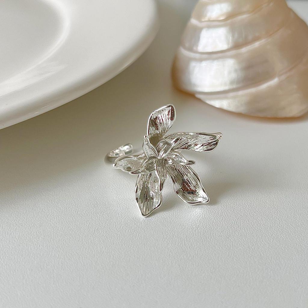2025 New Exquisite Metal Flower Ring: European & American Chic High-End Index Finger Ring for Women