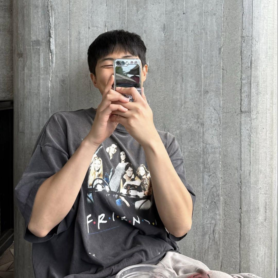 

[ВЖИВАНИЙ] BTS RM носить футболку SAINT Mxxxxxx x FRIENDS SS