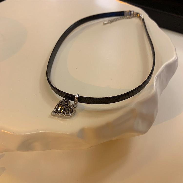 Sweet cool style leather love necklace female retro personality simple versatile temperament fashion neck chain collarbone chain