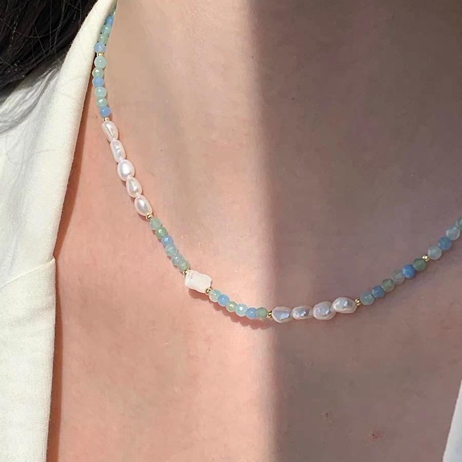 Collier d'été frais bleu-vert avec aigue-marine, nacre et perles d'eau douce