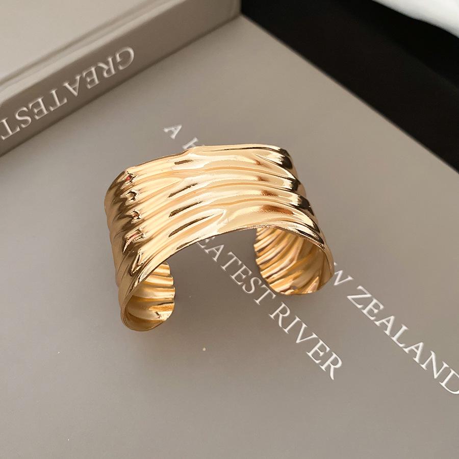 European-American Geometric Metallic Open Bangle: Simple, Versatile, Niche Design Bracelet