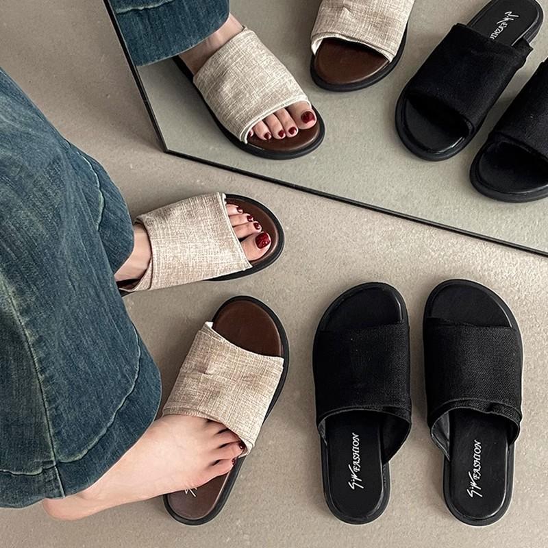 French flat-bottomed retro casual one-word slippers women's summer wear 2025 new seaside vacation beach cool slippers