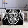 Pentacle & Moon flanellfilt, Skull Witchy Wicca Pagan Black and White Mystical Gothic Solfilt