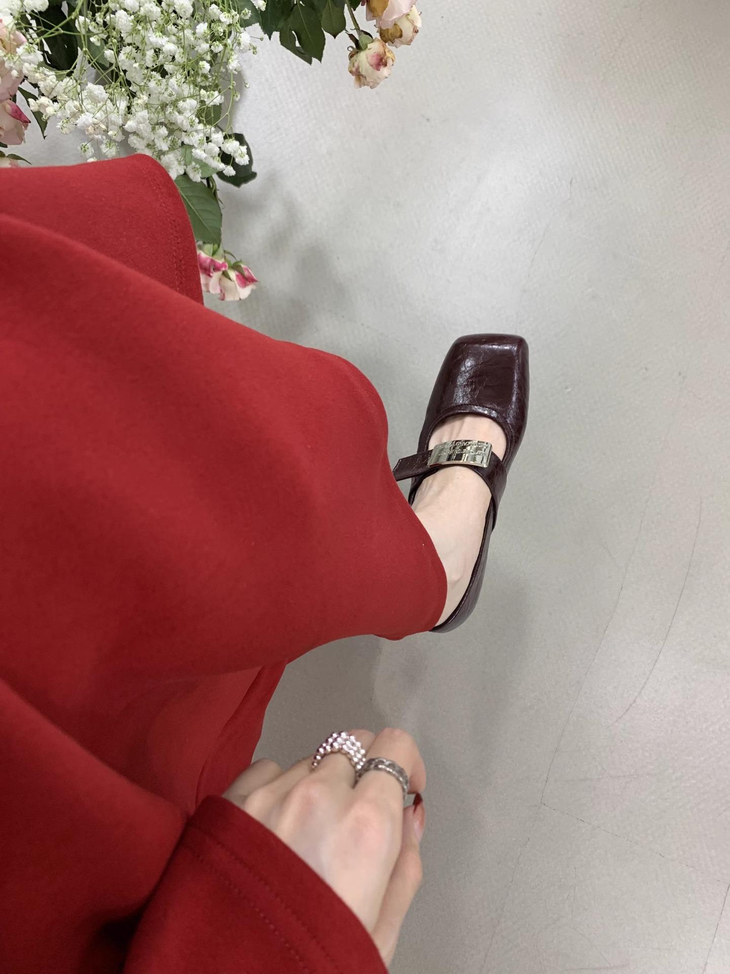 

Она может быть удобной и универсальной, с внутренней высотой и мягкой подошвой.. Туфли Мэри Джейн 2025 новые металлические ремешок на подъеме на плоской подошве одинарные ш 40 бордовый