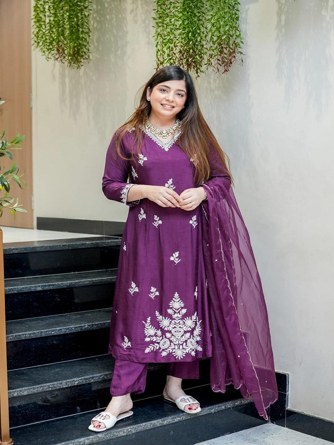 Women Purple Embroidered Kurta Set with Dupatta – Elegant Ethnic Festive Wear S