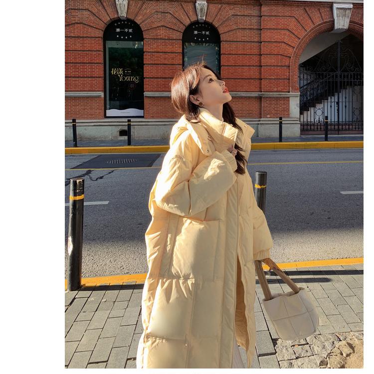 Cappotto imbottito in cotone caldo giallo alla moda per le donne in inverno