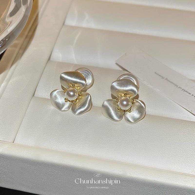 

Mosquito coil disc, ear clips, flower earrings, two-color explosive pearl earrings, silver needles, advanced sense silver-plated brushed earrings.