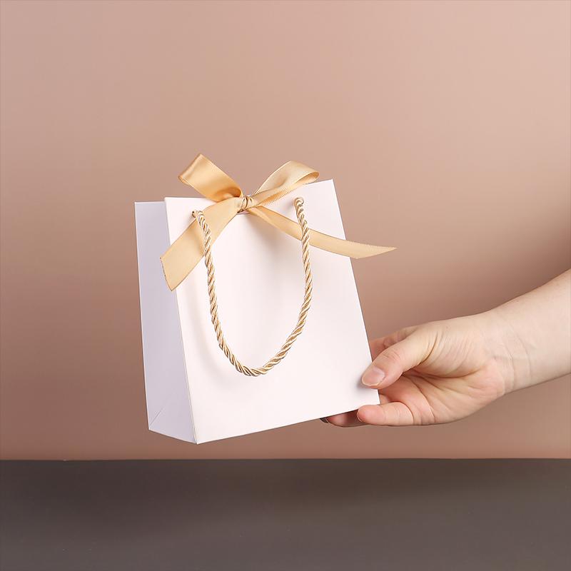 20pcs Pretty Paper Gift Bag Present Box For New Year Birthday Wedding Party DIY Gift Packaging Bow Handbag Christmas Gift Bags