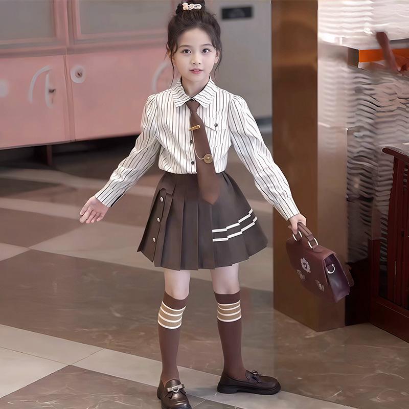 

Комплект-тройка для девочек 2025 в британском стиле: Тренч средней длины, плиссированная юбка и куртка для весны/осени - Новая колледж-мода. 110cm