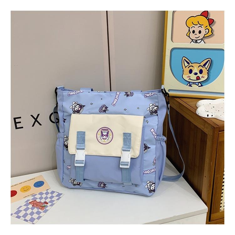

Новая мультяшная нейлоновая сумка через плечо 2025 года, школьный рюкзак большой вместимости для ученицы средней школы, милый медведь, повседневная косметичка синий