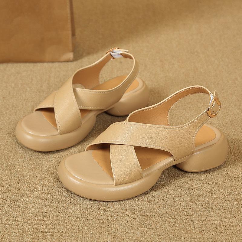 

Наступая на дерьмо мягкая кожа толстая подошва босоножки с открытым носком женские 2025 новый летний круглый носок задний ремешок толстый каблук средний каблук женские босоножки 40