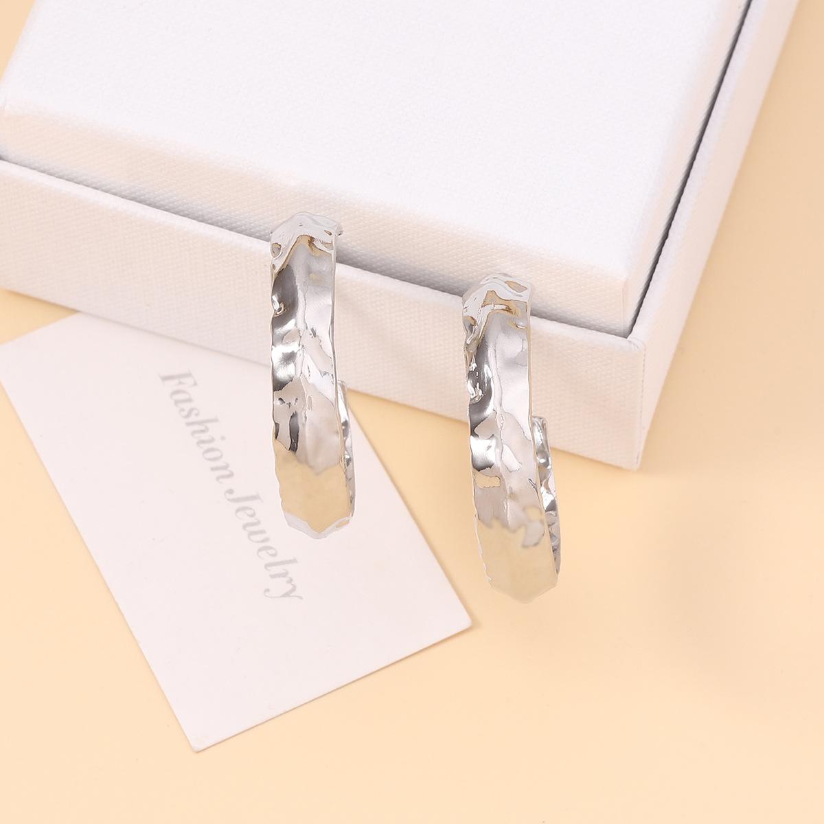 

Retro lava texture circular ear buckles, simple and high-end design, light luxury and fashionable commuting style
