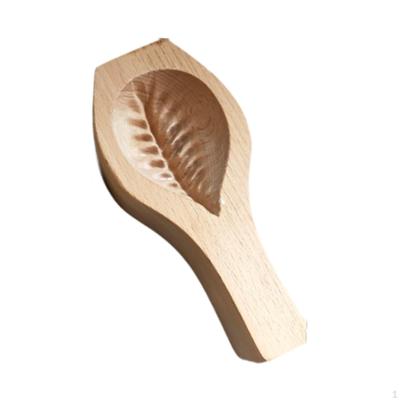 DIY-Holzwerkzeug zum Backen von Mamoul-Keksen mit Dattelfüllung zu Hause