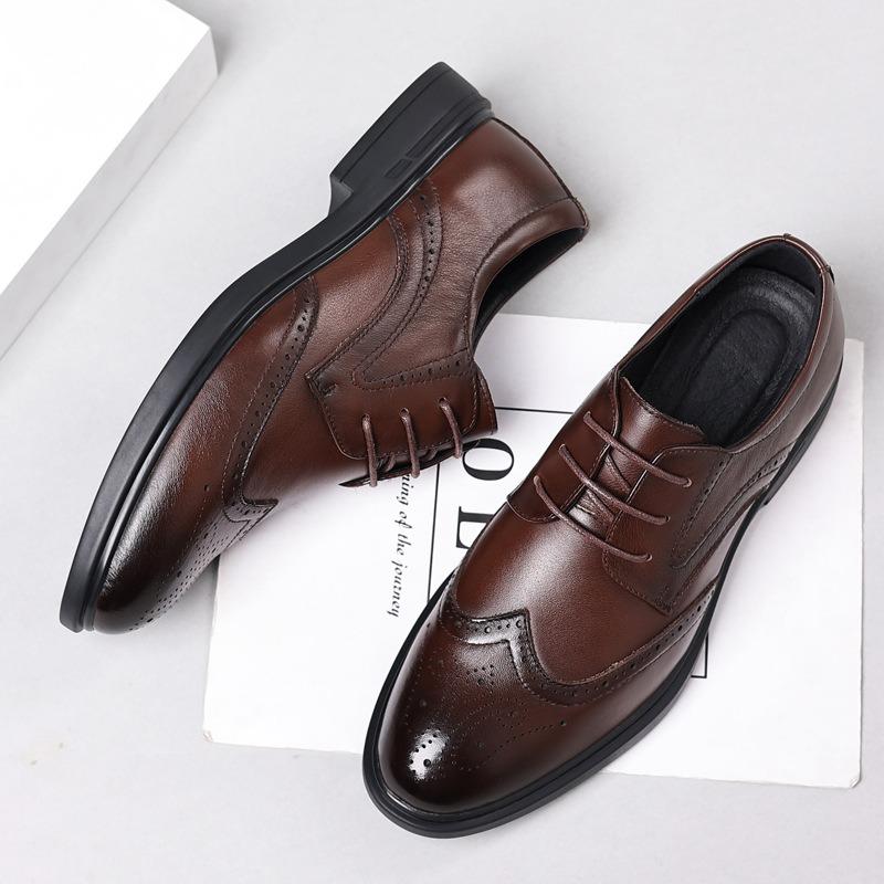 The first layer of cowhide new men's leather shoes Brock carved leather casual men's soft-soled pointed men's shoes