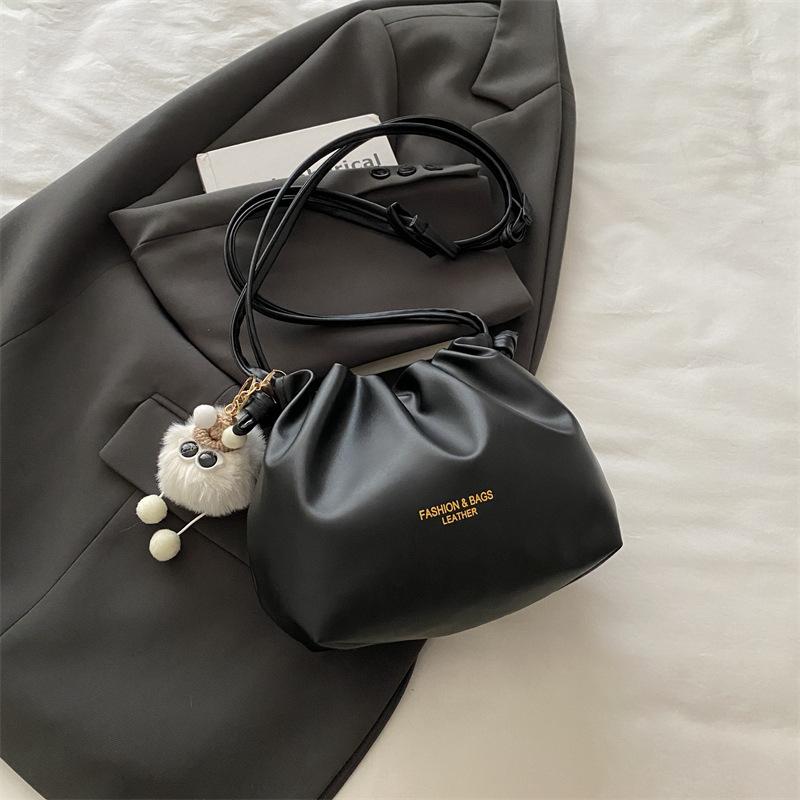 Niche Design Bag Women's 2025 New Summer Versatile Korean Version Shoulder Messenger Bag Pleated Popular Bucket Bag