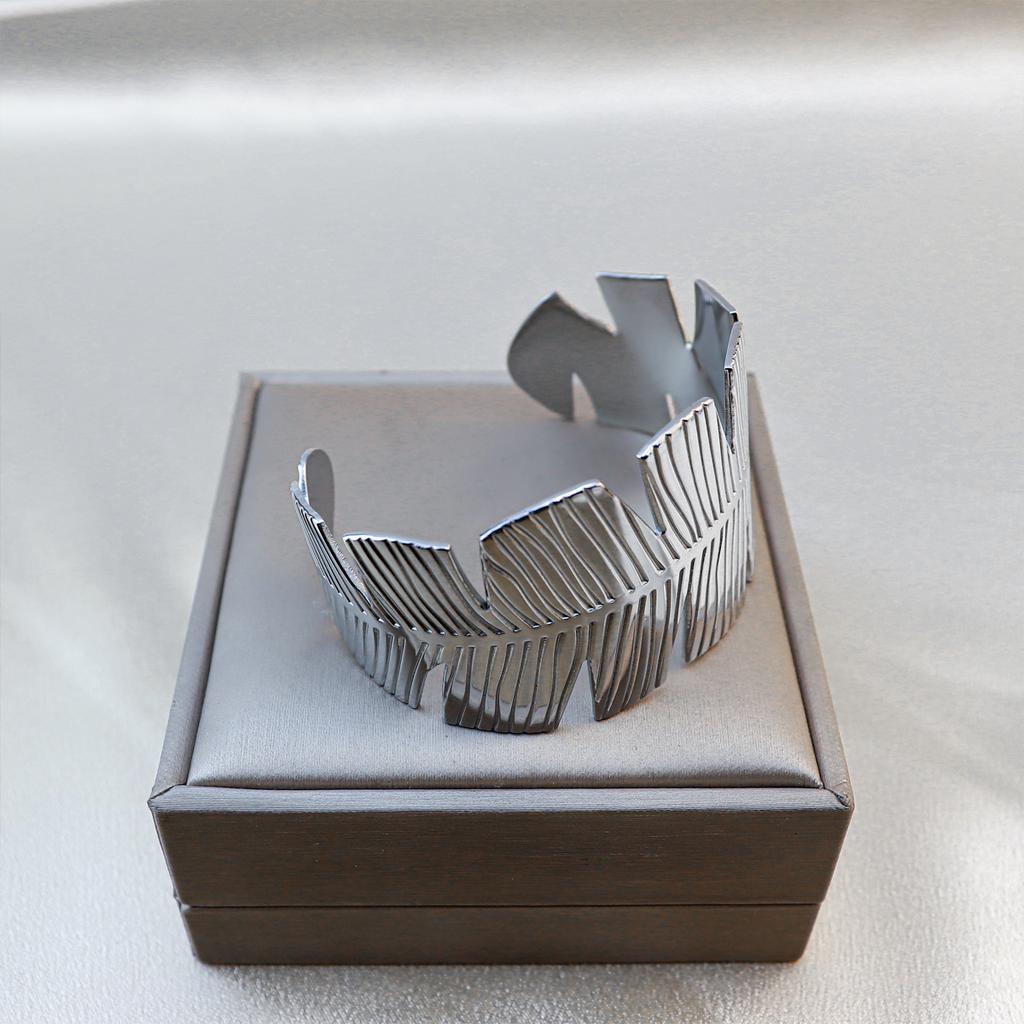 Pulseira de aço inoxidável aberta de aço titânio com laterais largas, coleção de design de textura de dobra geométrica, joias requintadas