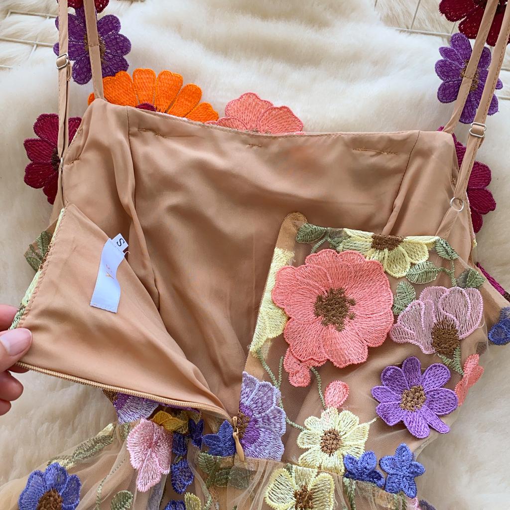Nischenhaftes Französisches Designgefühl Dreidimensionales Blumennetz Stickerei Taille Schlank Träger A-Linie Kleid Kurzer Rock