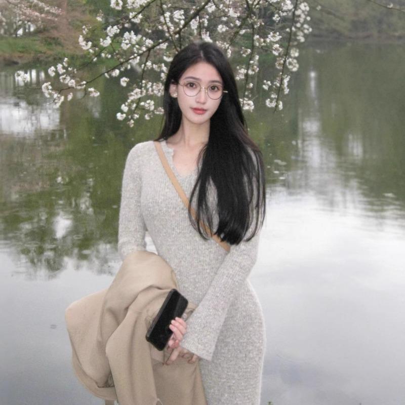 Design sense v-neck knitted dress women's early spring new horn sleeve sweater long skirt temperament waist A-shaped skirt