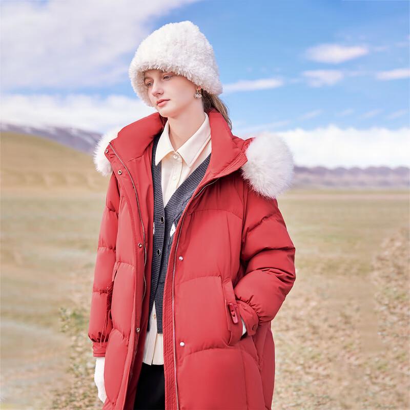 Geacă de damă elegantă cu guler de blană și glugă, de lungime medie, umplută cu puf