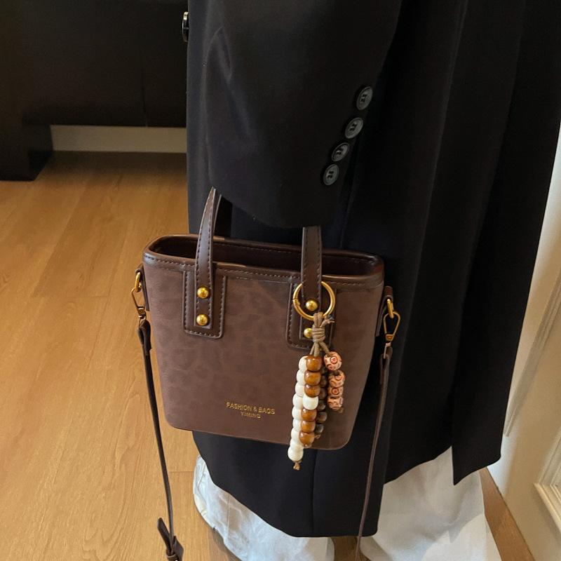 Junior leopard print hand bag women's 2025 new autumn and winter super fire commuter women's bag going out shoulder crossbody bucket bag