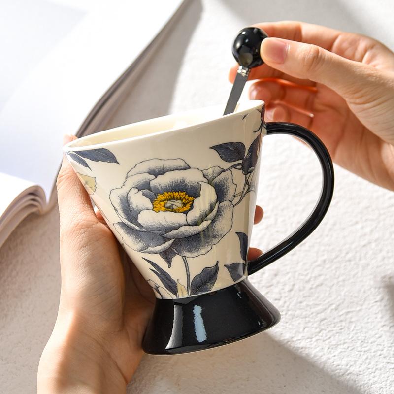 Good Looking Flowers High Foot Coffee Cup with Spoon Commercial Souvenir Ceramic Design Niche Cup High End and Exquisite