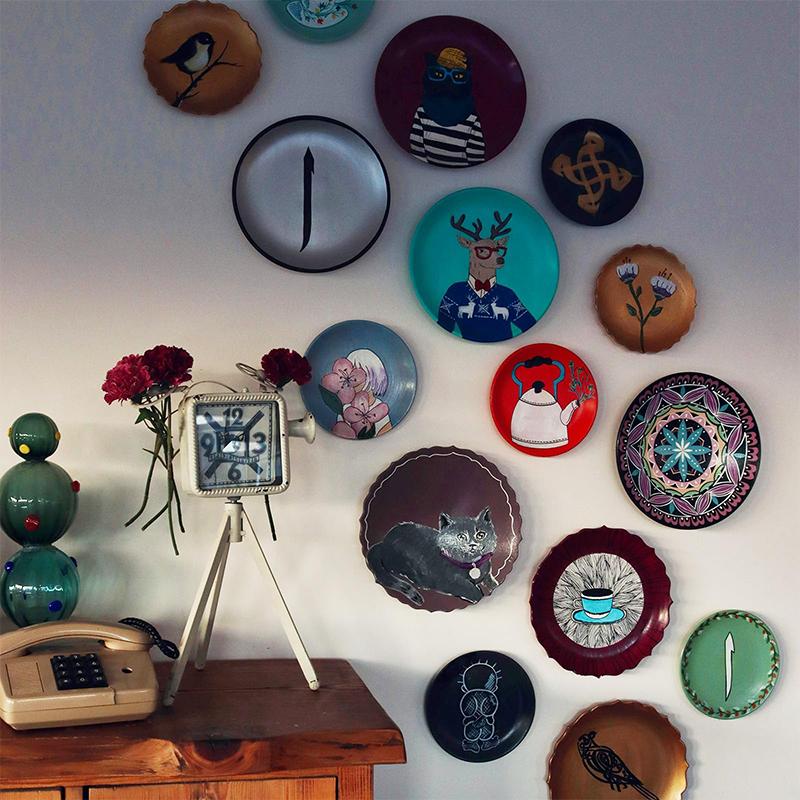 

50 шт. Клейкие настенные держатели для тарелок, Невидимые вертикальные держатели для тарелок для демонстрации 0,83 дюйма Сильная адгезия Подвески для картин