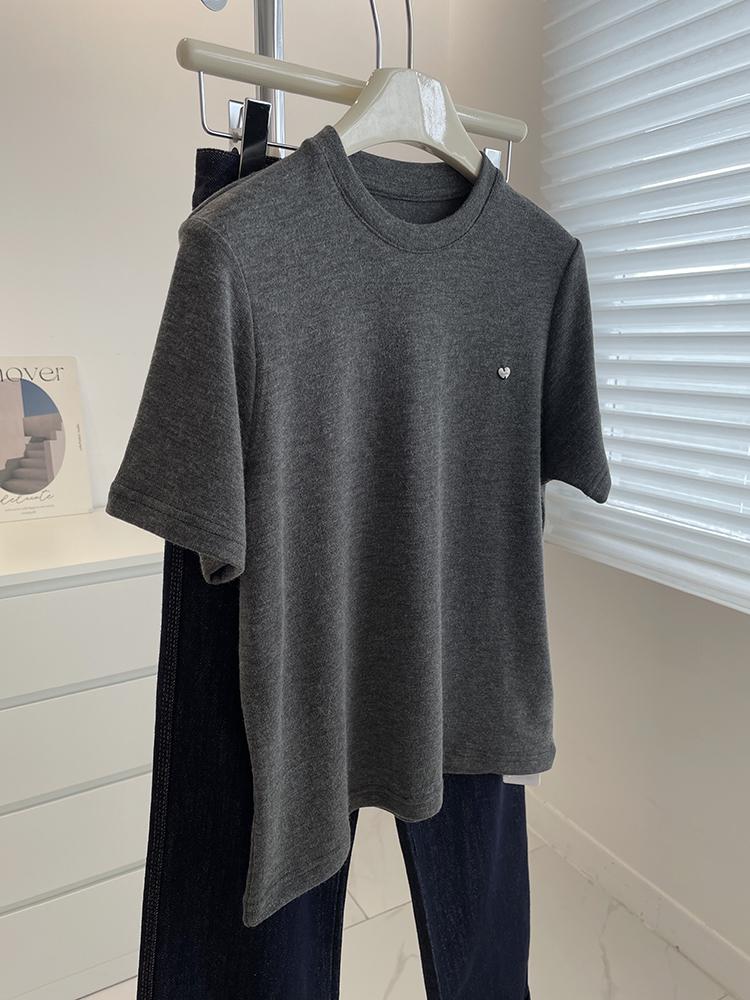 Корейская минималистичная футболка с вышивкой сердца, с коротким рукавом – Новинка 2025, весенне-осенняя повседневная футболка с приспущенным плечом для женщин M темно-серого