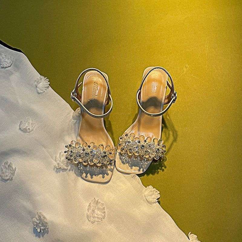 

2025 супер огонь сандалии мода стразы слово с серебряным толстым каблуком квадратный носок хрустальные высокие каблуки женская летняя юбка 40