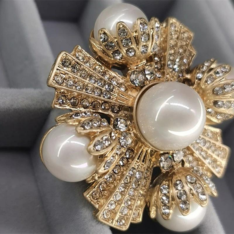 Women Men Vintage Palace Style Pearl Crystal Cross Brooches Badges Retro Baroque Unisex Alloy Suit Clothing Accessories Pins