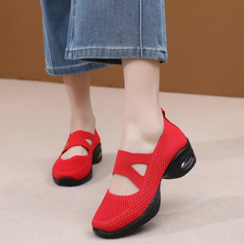 

Дихаюча літаюча ткана поверхня танцювальне взуття жіноче робоче взуття м яка підошва повітряна подушка взуття для мам старе пекінське тканинне взуття жіноче взуття для квадратних танців 40 червоний